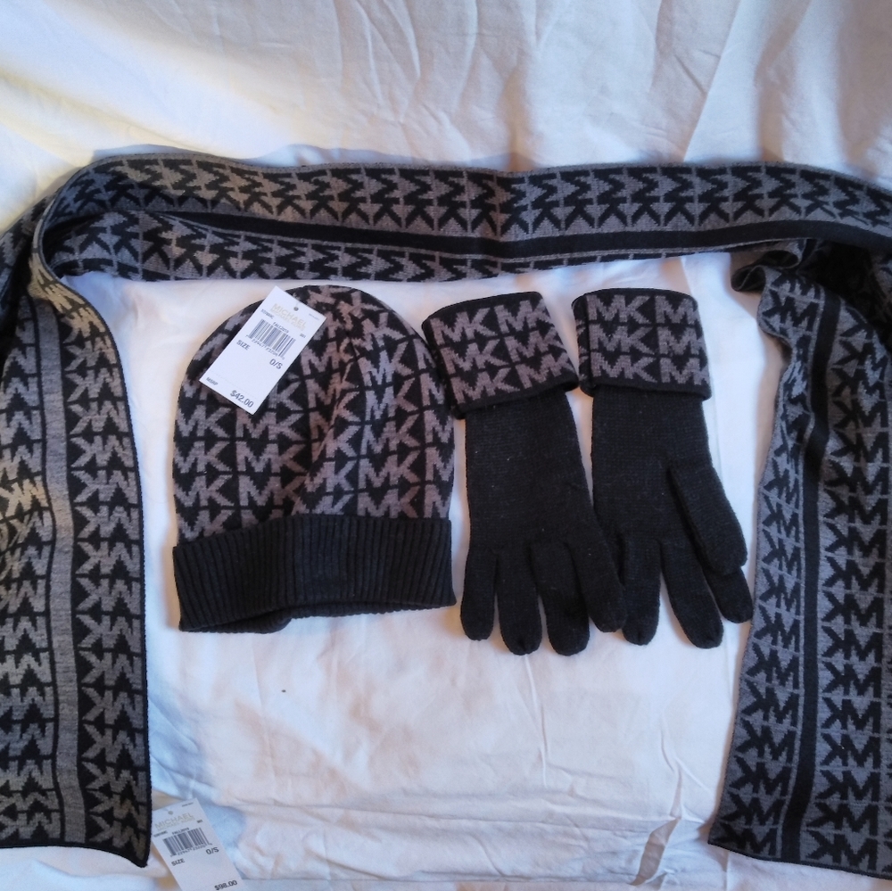 Michael Kors winter hat gloves and scarf set - Picture 4 of 8